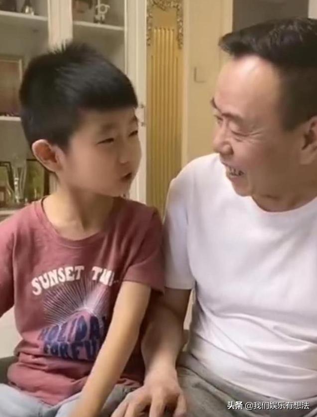 62岁潘长江：穿病号服现身显老态，背景杂乱似医