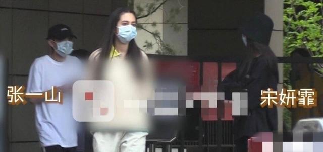 张一山疑有新恋情，与短发美女行为暧昧，宋妍霏已成过去式？