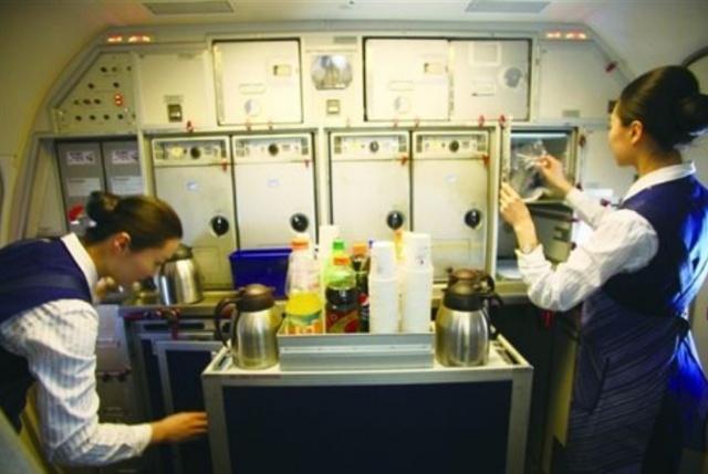 为啥日本空姐会不停送吃的给头等舱乘客？今天
