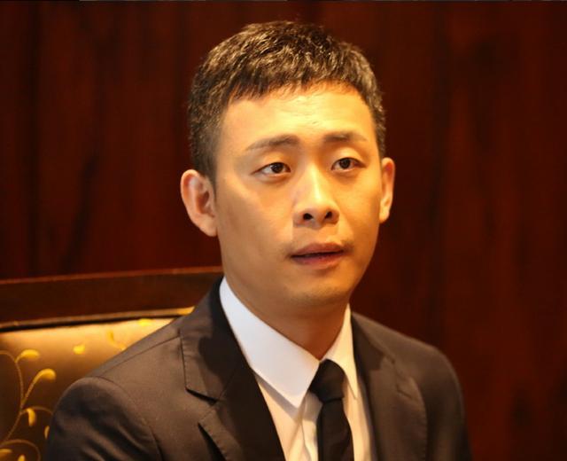 最惨时被女友抛弃，因丑而10年拍不了戏，如今成