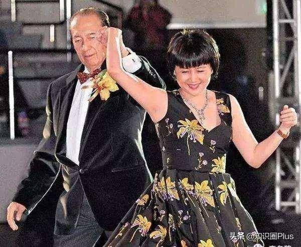 何鸿燊何氏家族悼文，留下四房十七杰，详细了