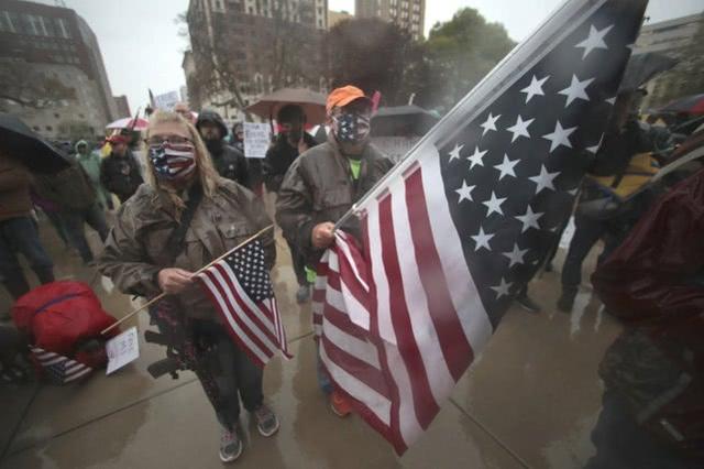 不惧新冠患者超141万例，数百示威者上街要自由