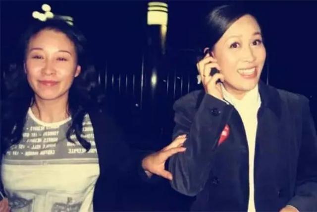 踹路人，得罪同行，那英为何如此我行我素？看她背后的那辛就懂了