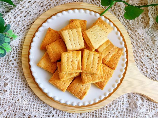 别直接吃咸蛋黄了，教你用咸蛋黄来做饼干，香浓酥脆，越吃越香