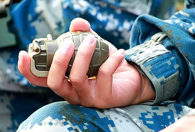 我军为何不装备无柄手榴弹？有柄手榴弹与无柄