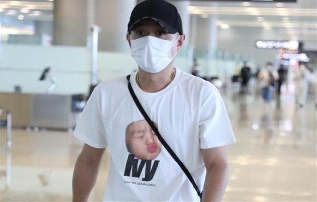 文章现身机场，眼神呆滞像油腻大叔，反观马伊