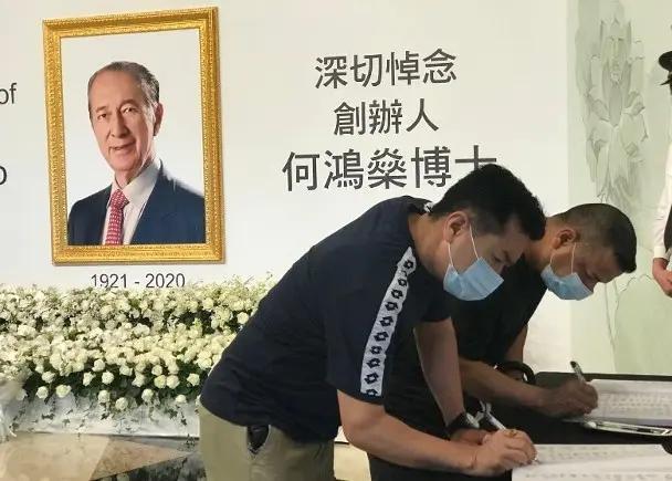 赌王何鸿燊灵堂内景及墓地曝光，三位太太送四字挽联惹人泪目