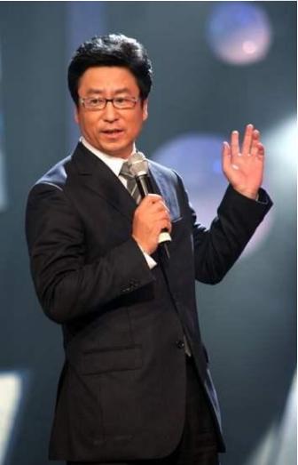 白岩松：曾患有严重抑郁，坐地铁无人识，如今52岁成了这样