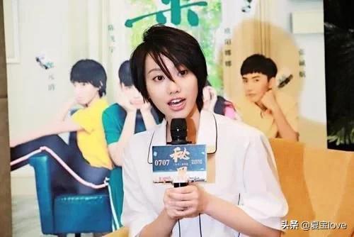 闫妮女儿毕业照曝光，五官清秀身材苗条，早已