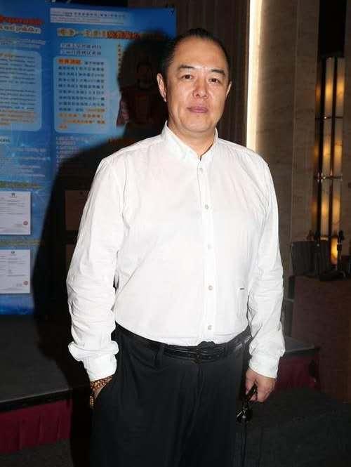 64岁的张铁林：曾有7段感情3个孩子，为何如今仍