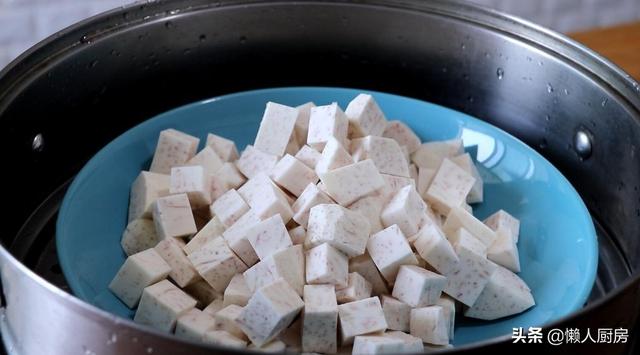 不需要油炸，教你芋头的新做法，配上猪肉馅，吃起来那叫一个香