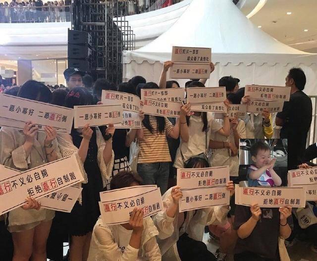 有些粉丝，还真把自己活成了明星的爹妈