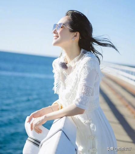 章子怡与闺蜜出游，小腹凸出疑怀孕 网友：这是学张艺谋生3胎吗？