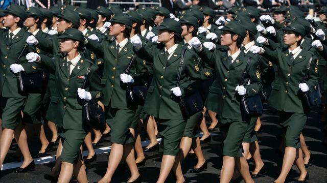 日本女兵背小挎包装什么？竟保持50年不变