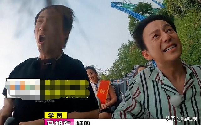 何炅坐过山车躲在后排，镜头拍到他挤在一起的五官，谁能相信46岁