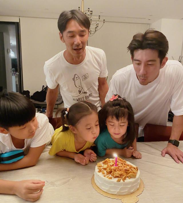 贾静雯陶子两家同庆父亲节，9人全家福超喜感，两位爸爸神奇撞脸