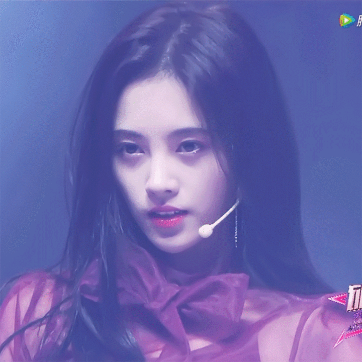 杨超越和鞠婧祎，一个初恋脸，一个高冷脸，你喜欢哪一个