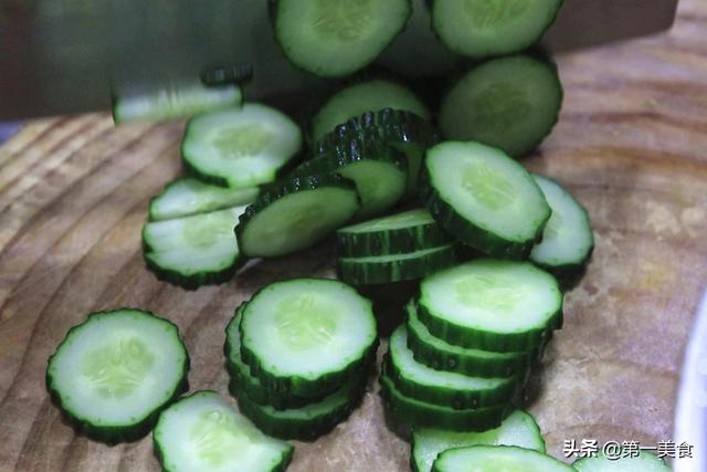 两根黄瓜、一把花生米，大厨做了一道特色凉拌