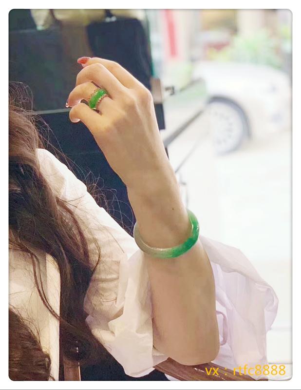 翡翠手镯到底佩戴在左手好还是右手好如果戴不好还不如不戴