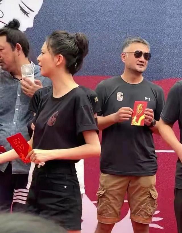 佟麗婭亮相新劇發(fā)布會，素顏差點沒認(rèn)出，場面混亂撐場真氣派
