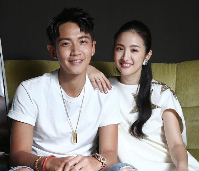 这几年@柯震东哭诉这几年真的很累 脸肿气质油腻认不出旁边林依晨秃成这样