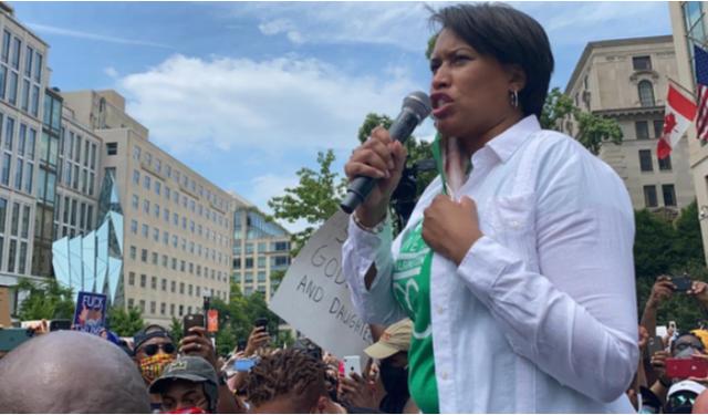 针锋相对，这位女市长逼得美总统妥协，下令从