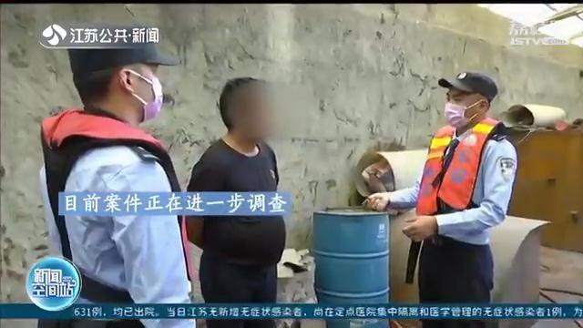 货船改装、帆布遮掩 长江南京段查获两条“隐形采砂船”
