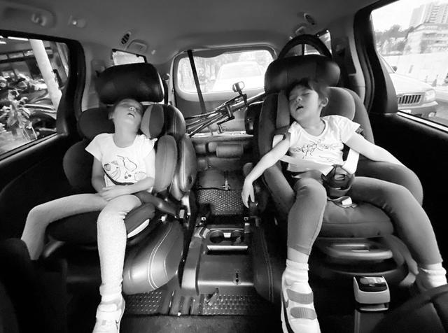 修杰楷晒周末独自带娃成果，两女儿累到昏睡，波妞小秘密被曝光