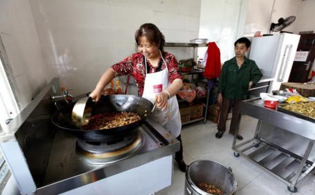 工厂伙食四素一汤，员工辞职说了3个字，第二天老板就召开大会
