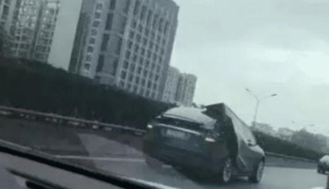 特斯拉的“遮羞布”被大雨掀开，车主：我想关门，可实力不允许