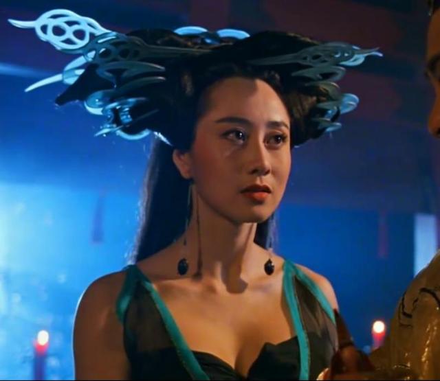 差点成赌王5太，李连杰为她抛弃原配，利智到底