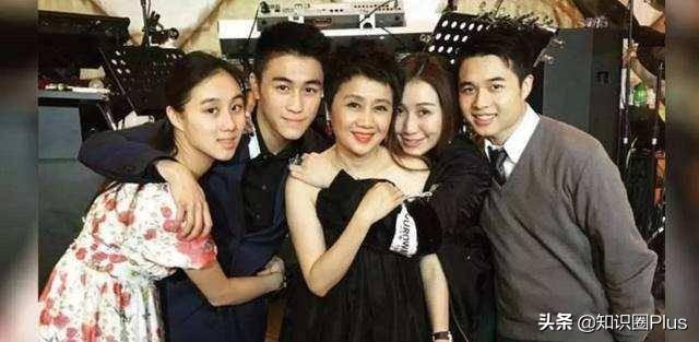 何鸿燊何氏家族悼文，留下四房十七杰，详细了