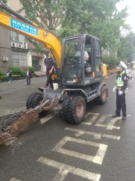 “任性”驾驶员将挖掘机停在主干道上回家睡觉 致早高峰大堵车