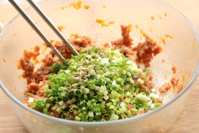 茄子别再红烧，试试新吃法，外焦里嫩超级解馋，2大锅瞬间吃光光