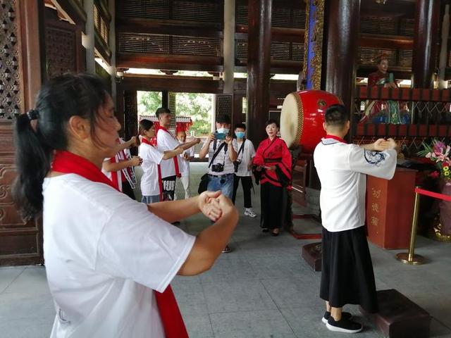 高三学子们纷纷到南宁孔庙，祭拜孔子，祈福金榜题名