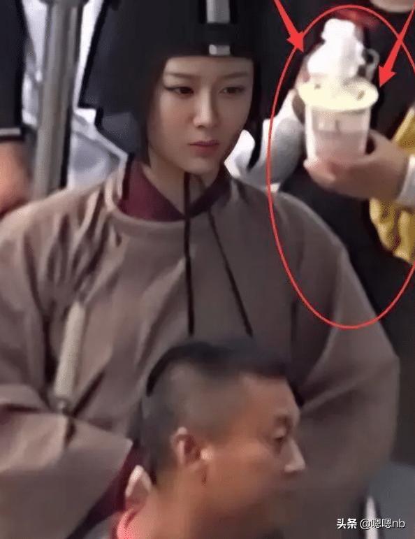 杨紫不注重身材管理？《青簪行》最新路透身形臃肿，还奶茶不离手