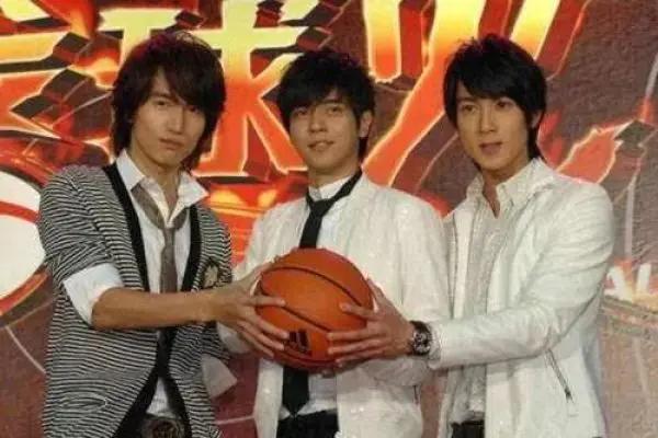 曾经是万千少女心中男神 因亲眼看到女友车祸死