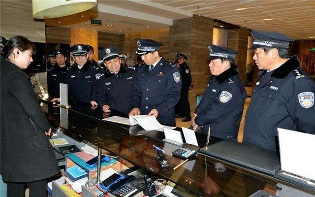 半夜遭遇警察查房，怎样确认男女关系？一个愿