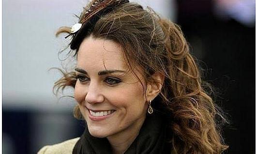 凯特喜欢摄影，但这两幅照片意义不同，听她讲