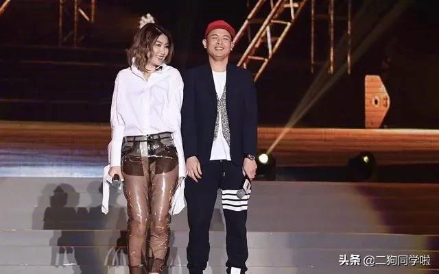 陈慧琳穿衣真大胆！白衬衫搭配“液体裤”凹凸感十足