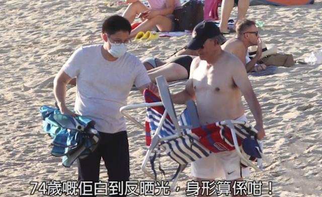 霍家三代罕同框，霍启刚携子女海边游玩，74岁霍震霆肌肉健美抢镜