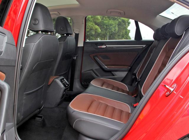 大众凌渡来了，比本田思域更好看，百公里油耗5.4L，14.29万起