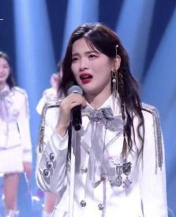 “火箭少女”解散，杨超越一哭爆红全国，母校