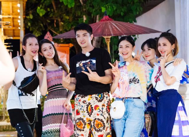 吉娜穿紧身吊带裙，张歆艺搂她腰的那一刻，才知道啥叫“巴掌腰”