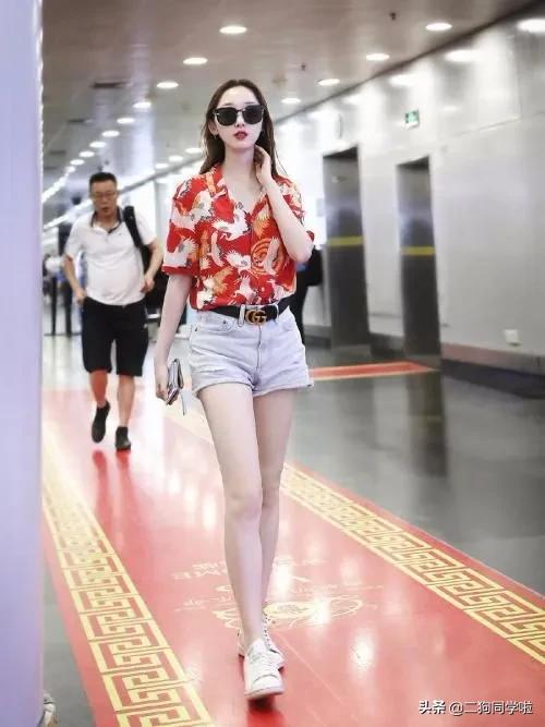 蒋梦婕是个实在女星，时髦的穿搭很接地气，地摊货穿出大牌感