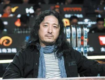 给那英、刘德华写歌，陪何炅走红毯，为什么她不红还招人爱？