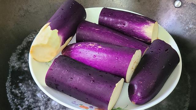 香喷喷的蒜蓉茄子，教你在家做出来，不用烤箱也能做，太好吃了