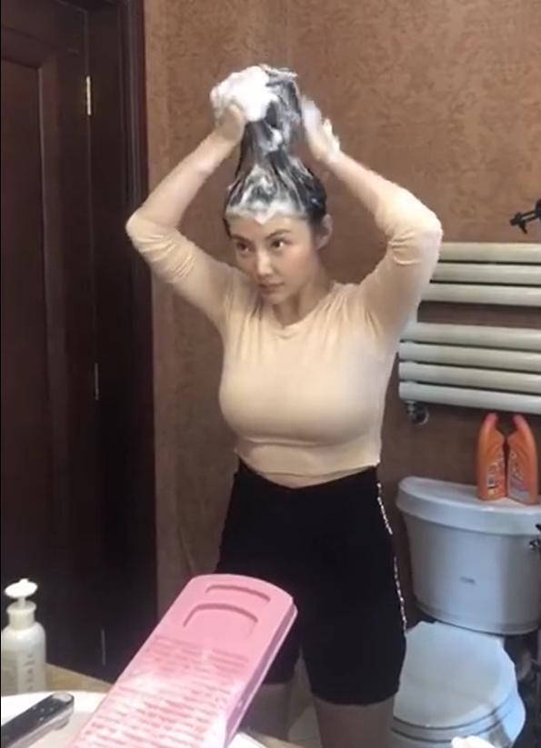 徐冬冬用搓衣板洗头引争议，被网友质疑哗众取
