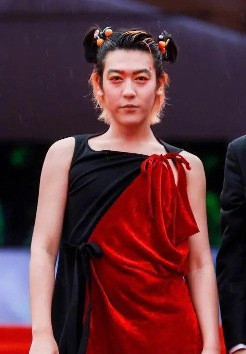 姜思达造型辣眼睛走红毯，被嘲陈志朋第二，知名编剧力挺