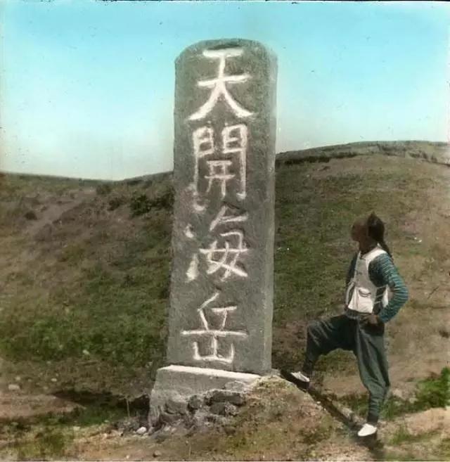 老照片：英国探险家清末拍摄的万里长城，好残破凄凉